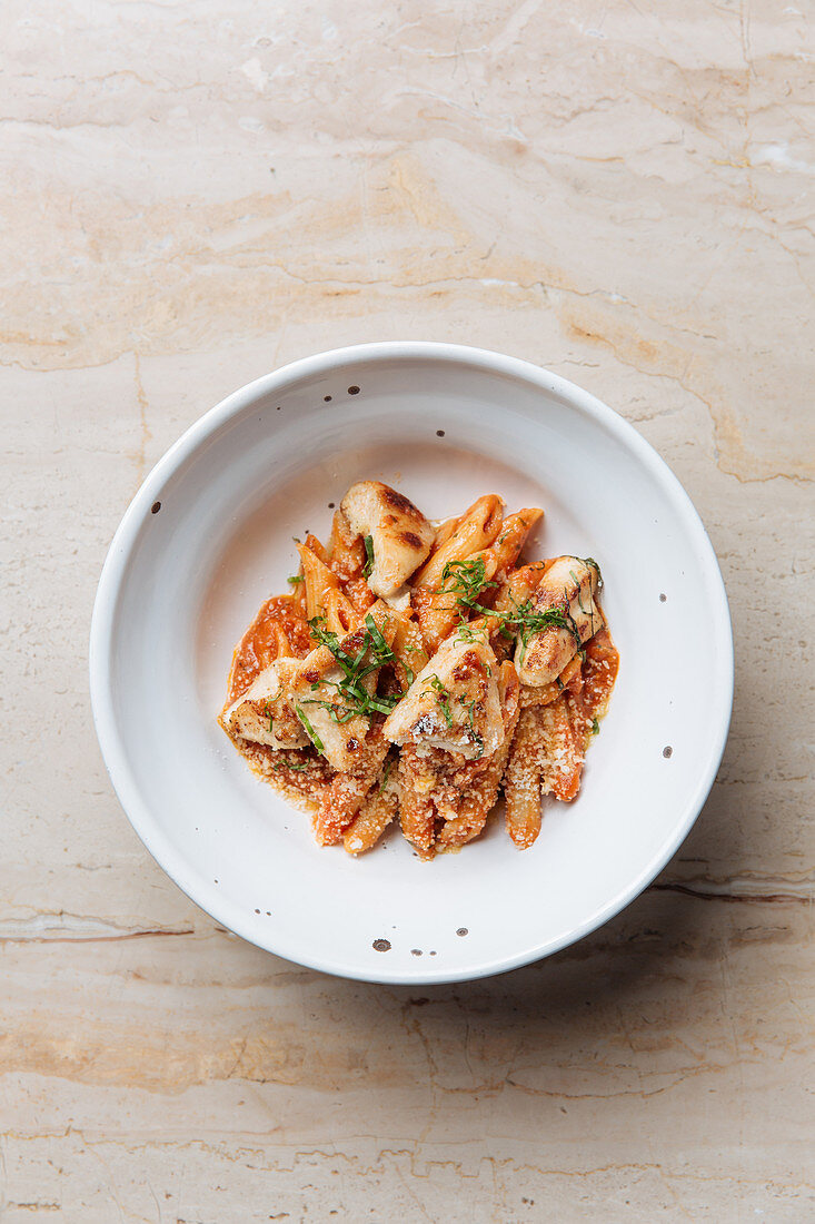 Pasta mit Käse, Fleisch und Kräutern