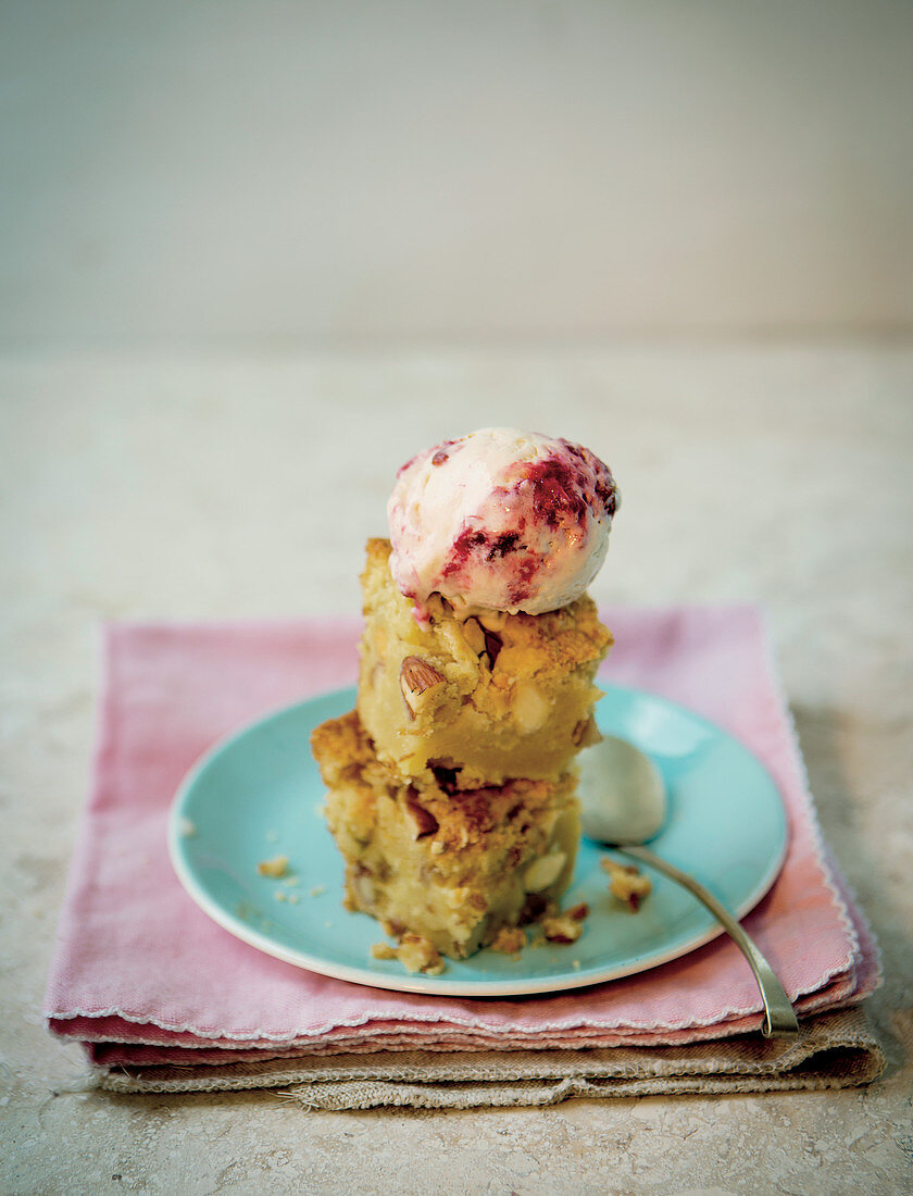 Blondies mit Pflaumen-Ripple-Eiscreme