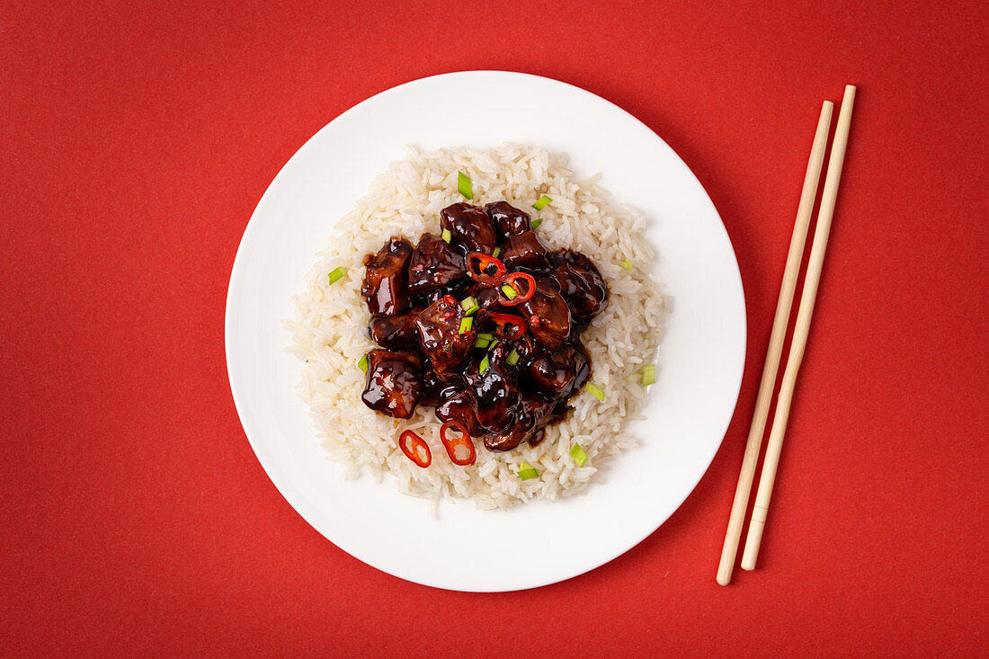 Traditionelles süß-saures Fleischgericht mit Reis (China)