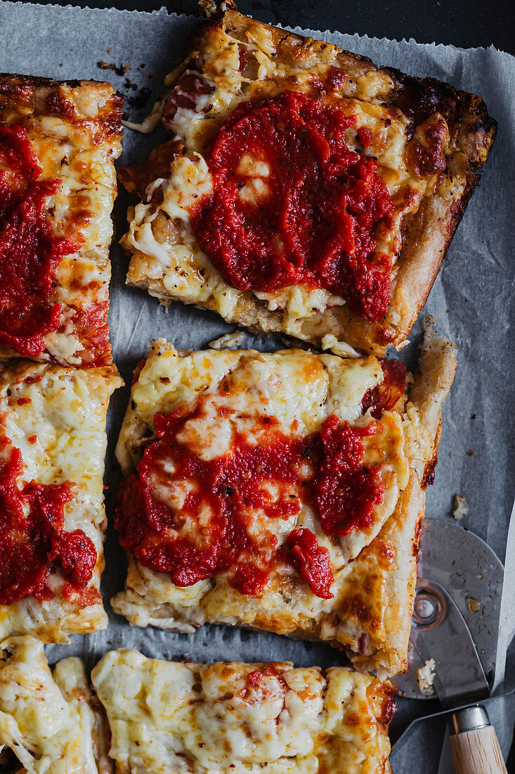 Detroit-Pizza mit Tomatensauce und Käse