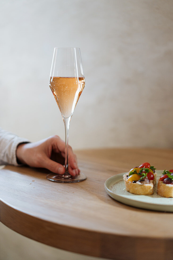 Mann mit Rosésekt im Glas