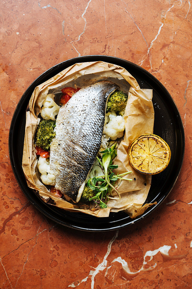 Wolfsbarsch mit Brokkoli, Blumenkohl und Tomaten en papillote