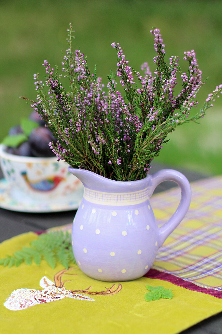 Herbstblumen in Keramikvase