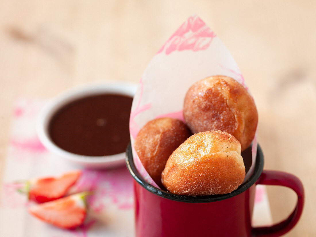 Mini-Krapfen in Emailletasse