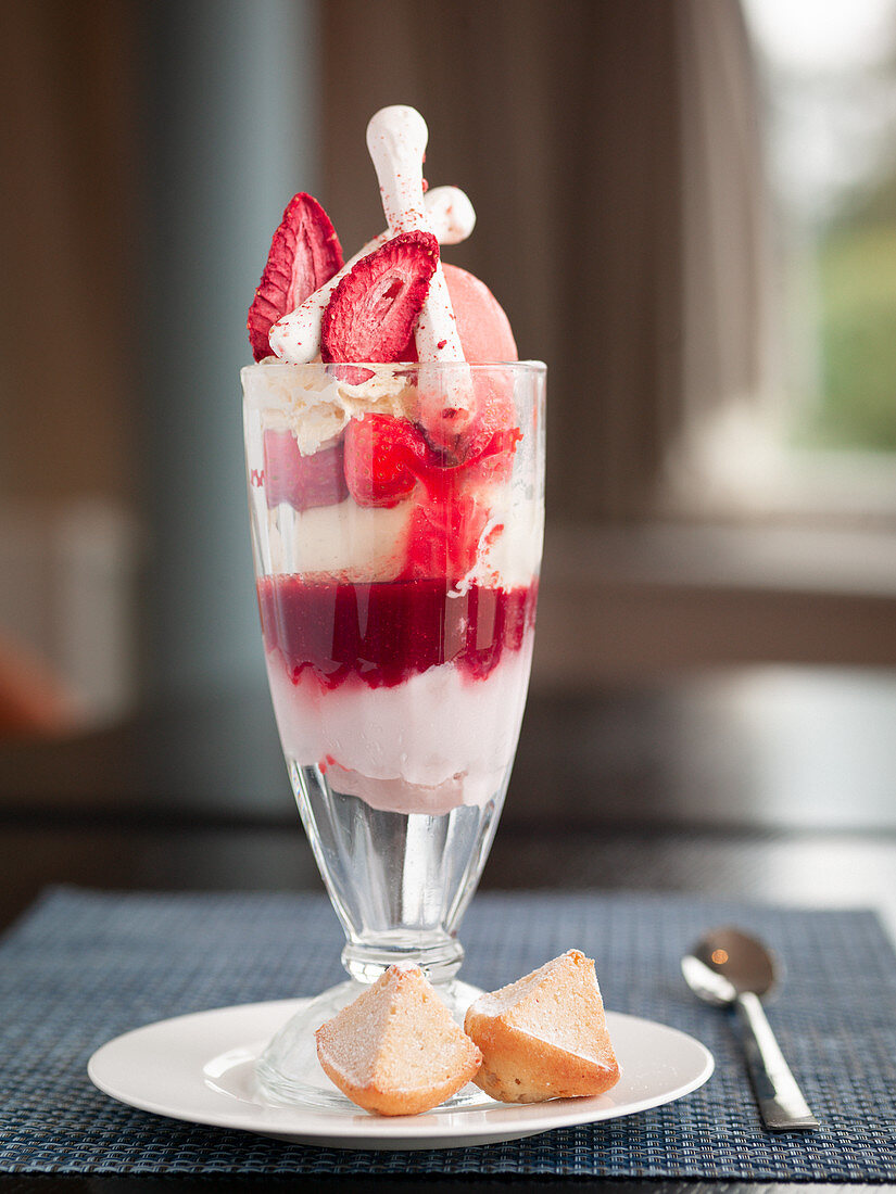 Strawberry cup with meringue