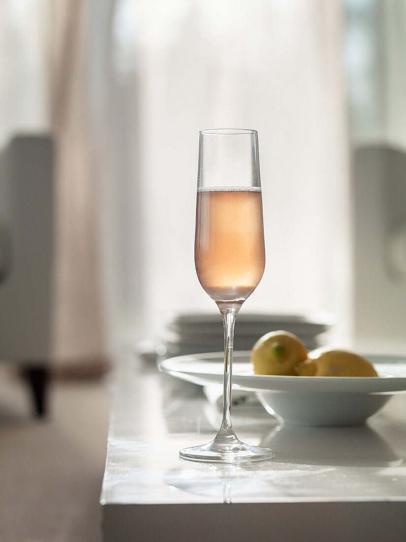 Ein Glas Rosé-Champagner