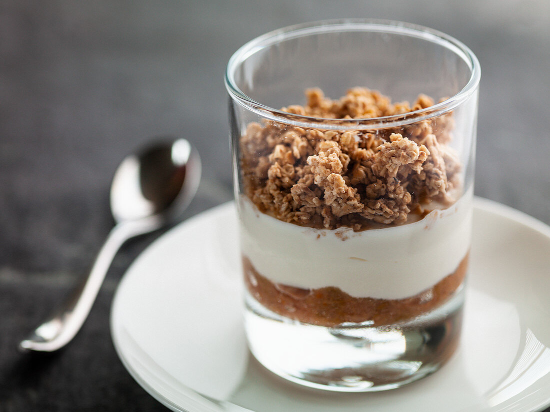 Granola-Müsli mit Joghurt und Rhabarberpüree