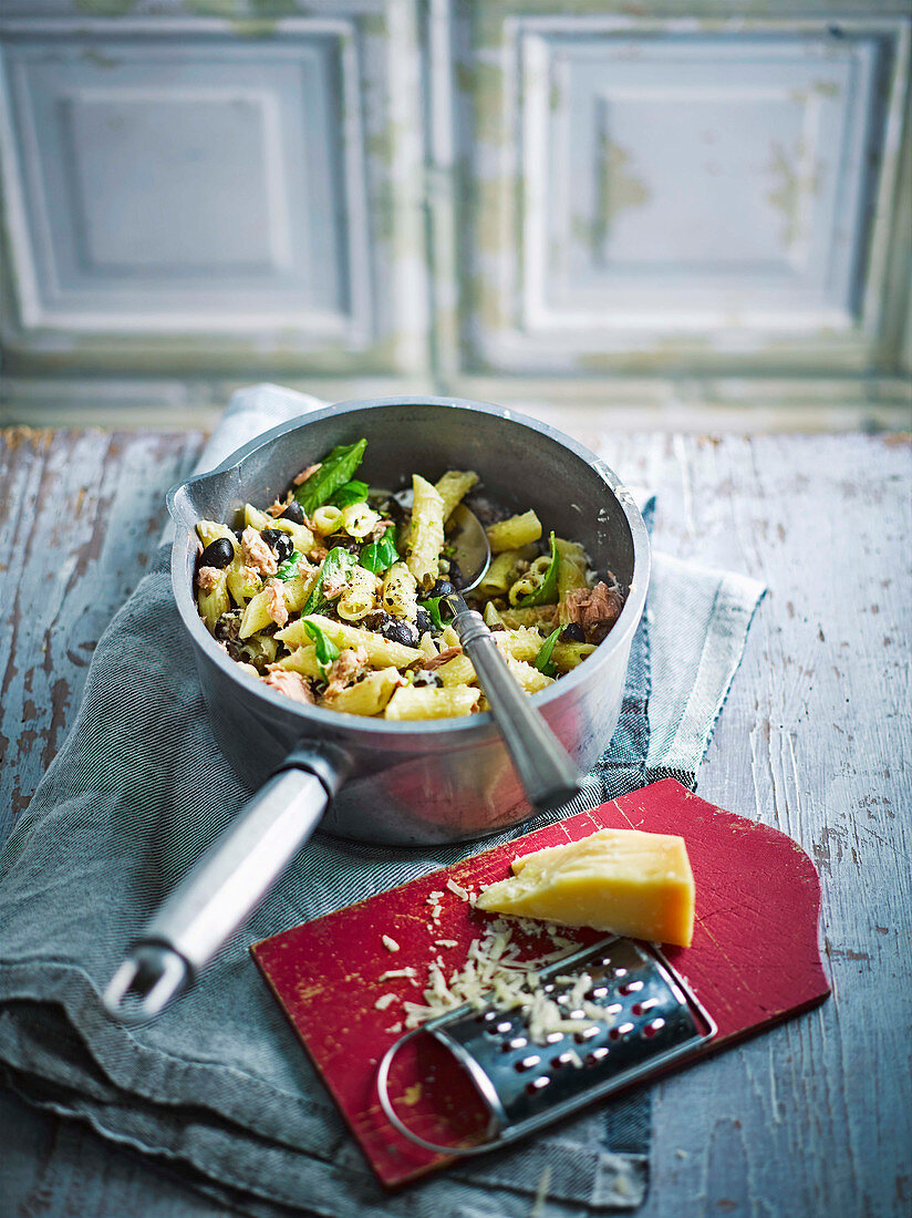 Penne mit Thunfischsauce und Parmesan