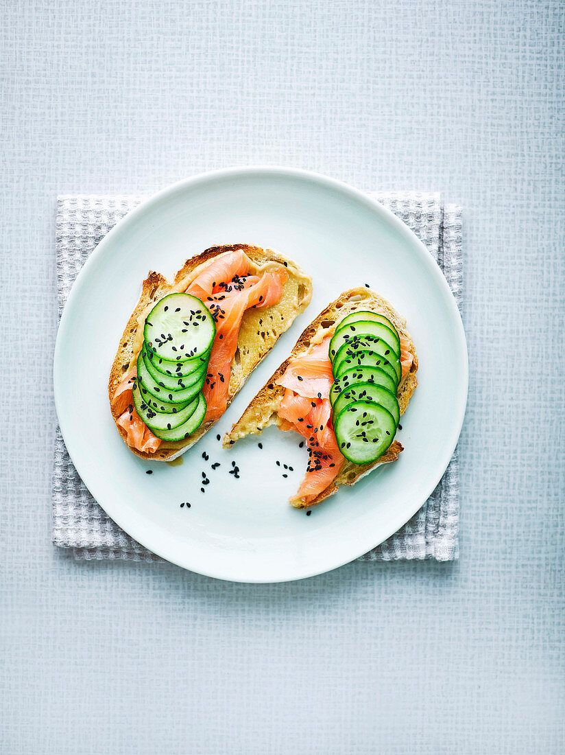 Tartine mit Räucherlachs, Miso, Gurke und Sesam