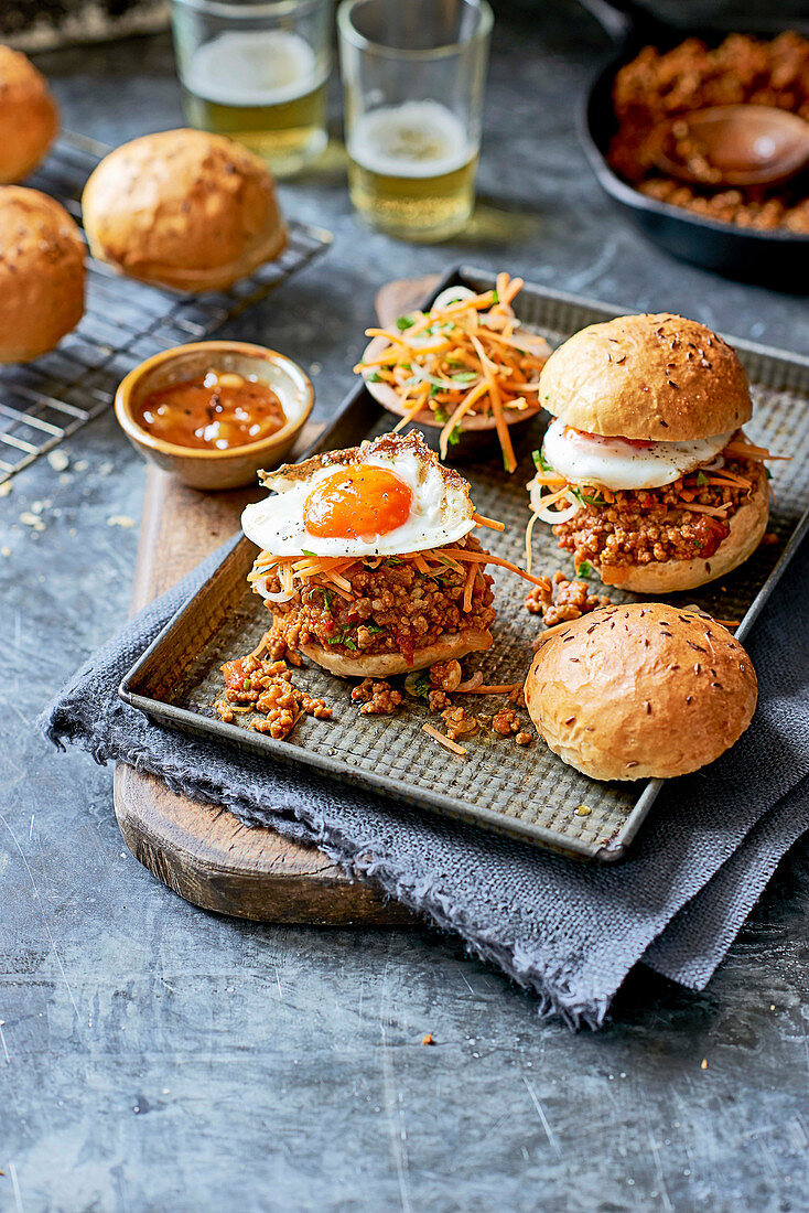 Sandwiches mit Lammcurry und Spiegelei