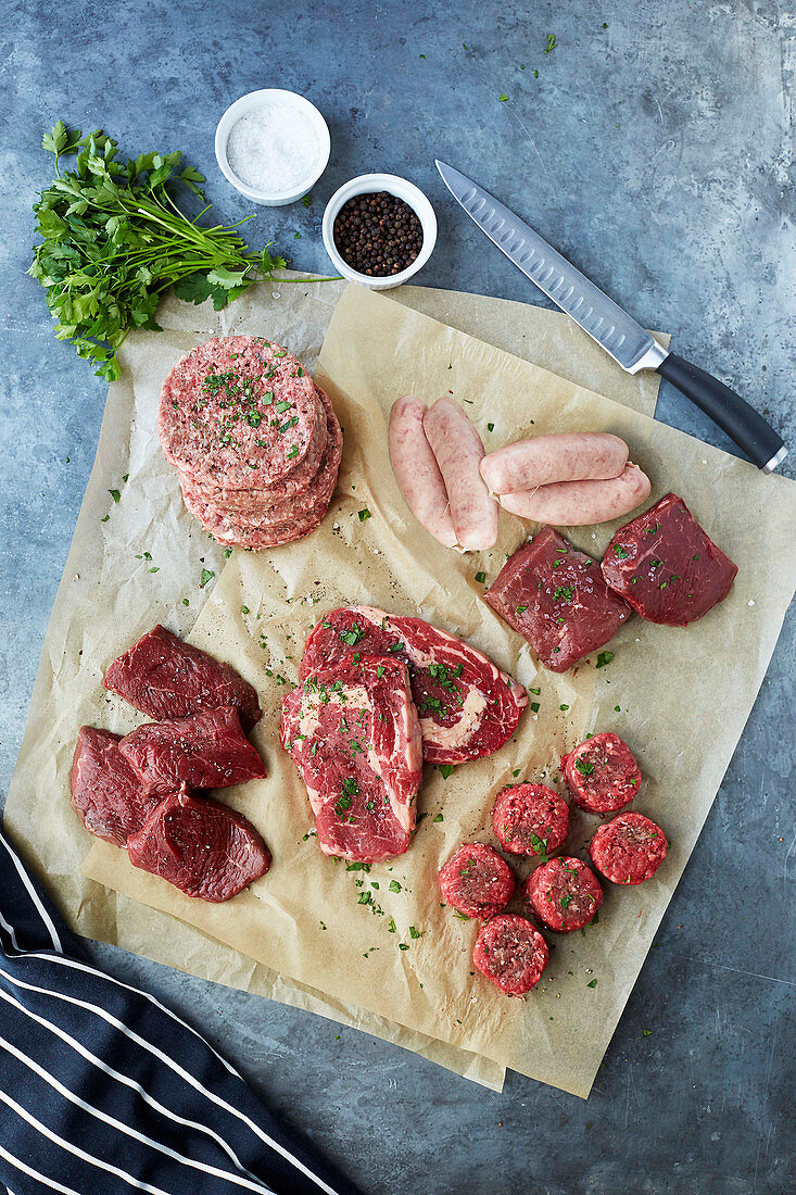 Ribeye-Steak, Pavè Rumpsteaks, Rump Medaillons, Steak Burger und Schweinswürste