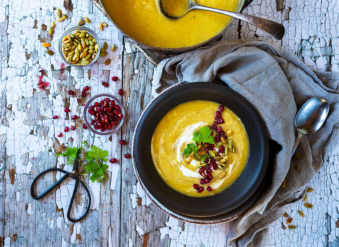 Pastinakensuppe mit Granatapfel- und Kürbiskernen