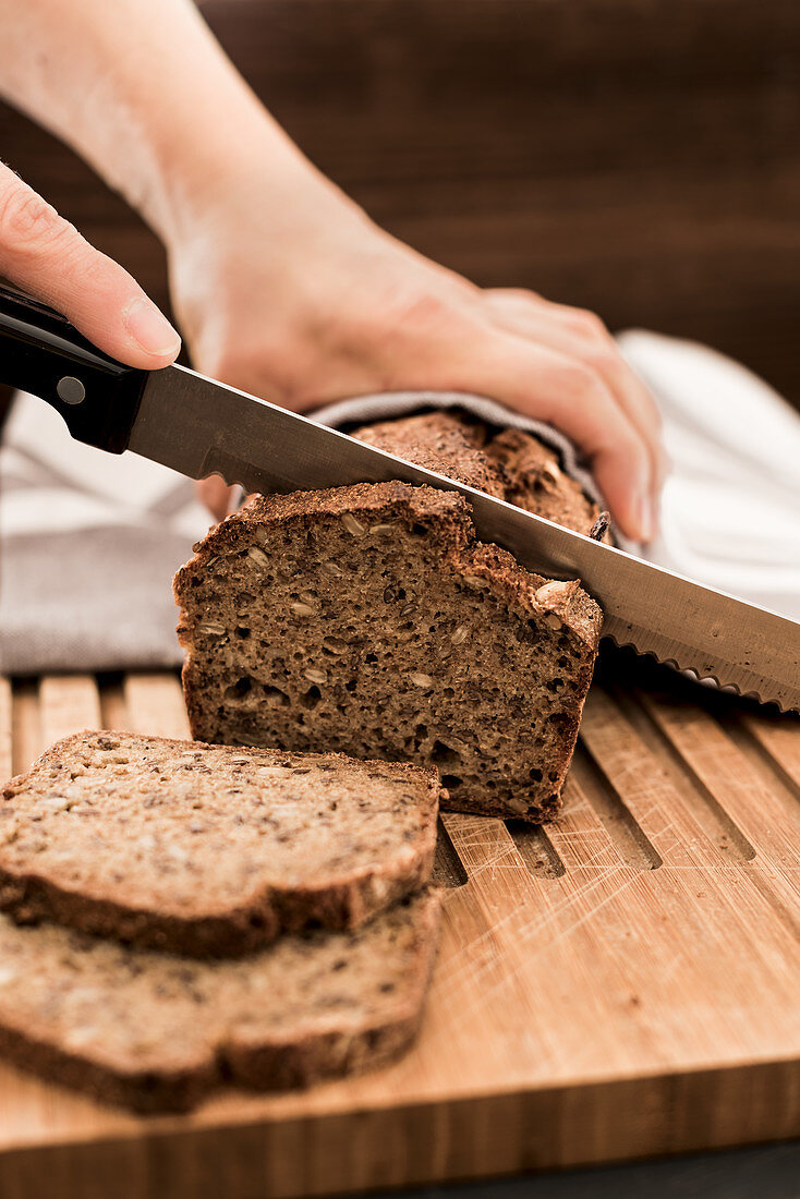 Selbstgebackenes Vollkornbrot in Scheiben schneiden