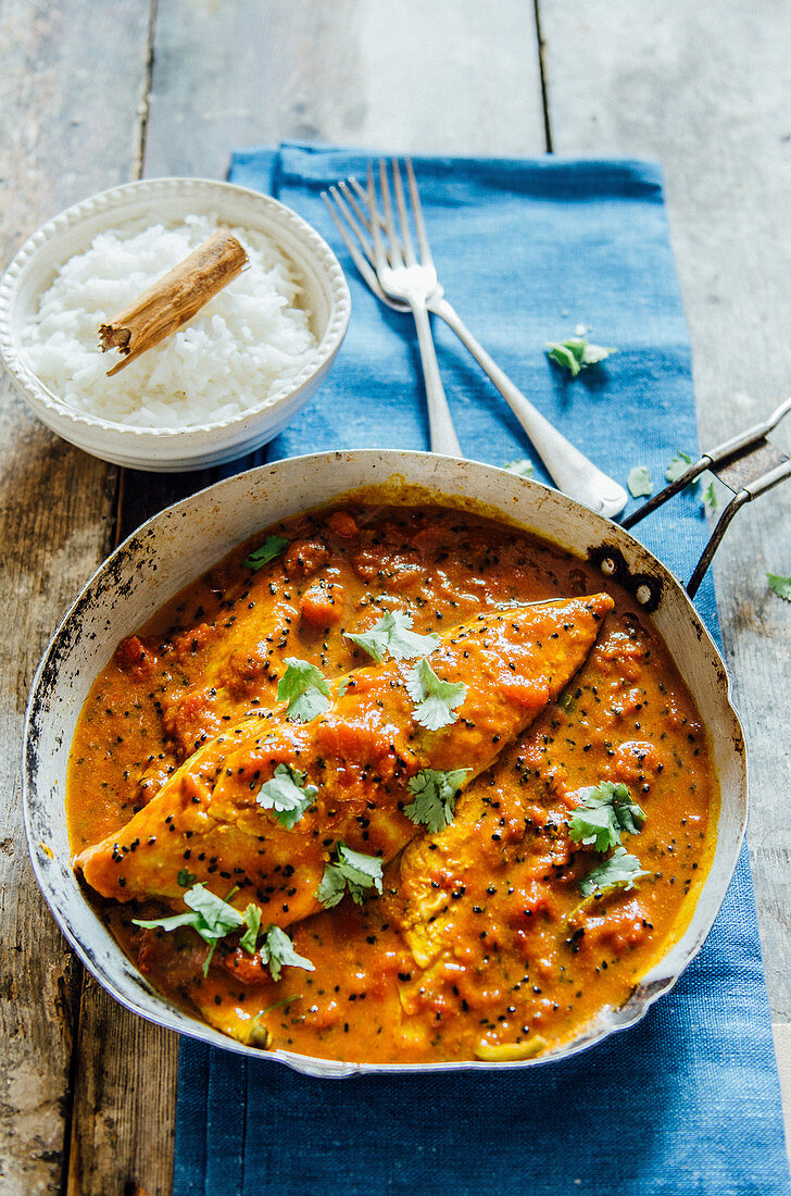 Fischcurry mit Makrele, Tomaten, Koriandergrün, Kokosmilch und Garam Masala