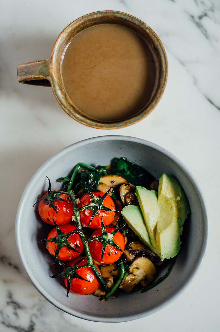 Tomaten mit Avocado, Pilzen und Thymian