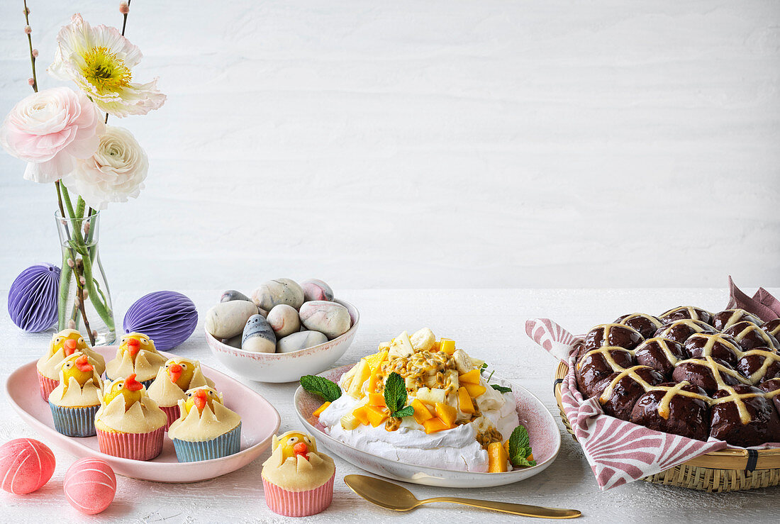 Osterbuffet mit Cupcakes, Marzipaneier, Pavlova und Hot Cross Buns
