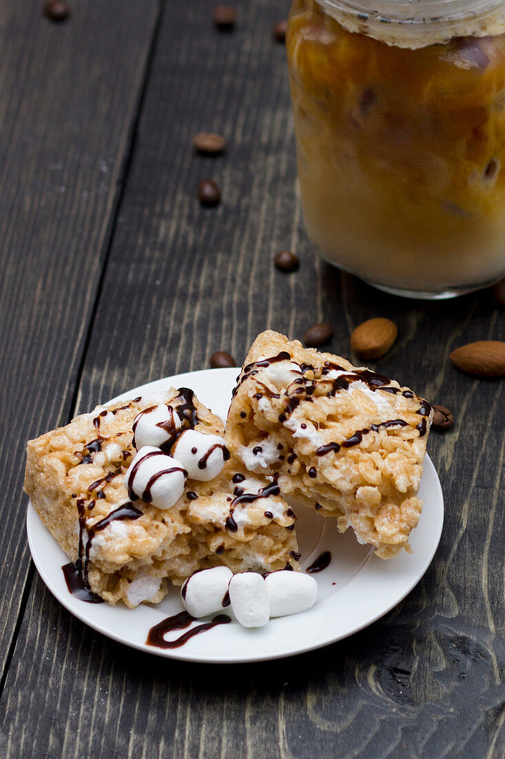 Marshmallow-Kuchen und Eiskaffee