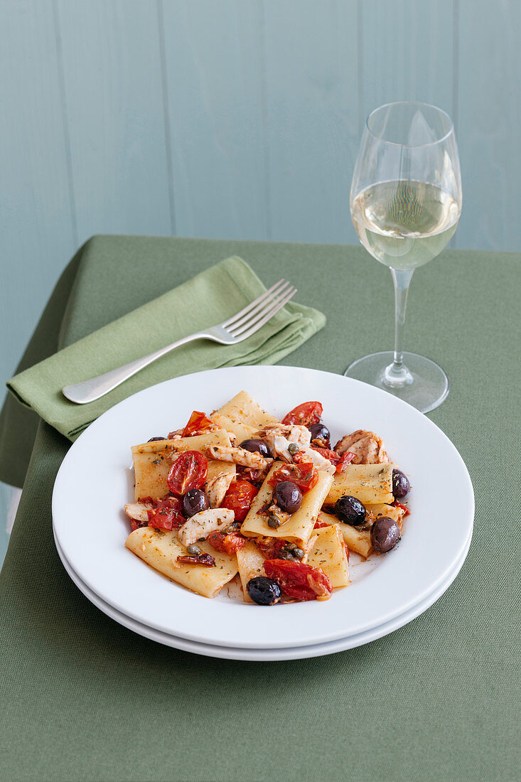 Paccheri mit Knurrhahn, Kirschtomaten und Oliven