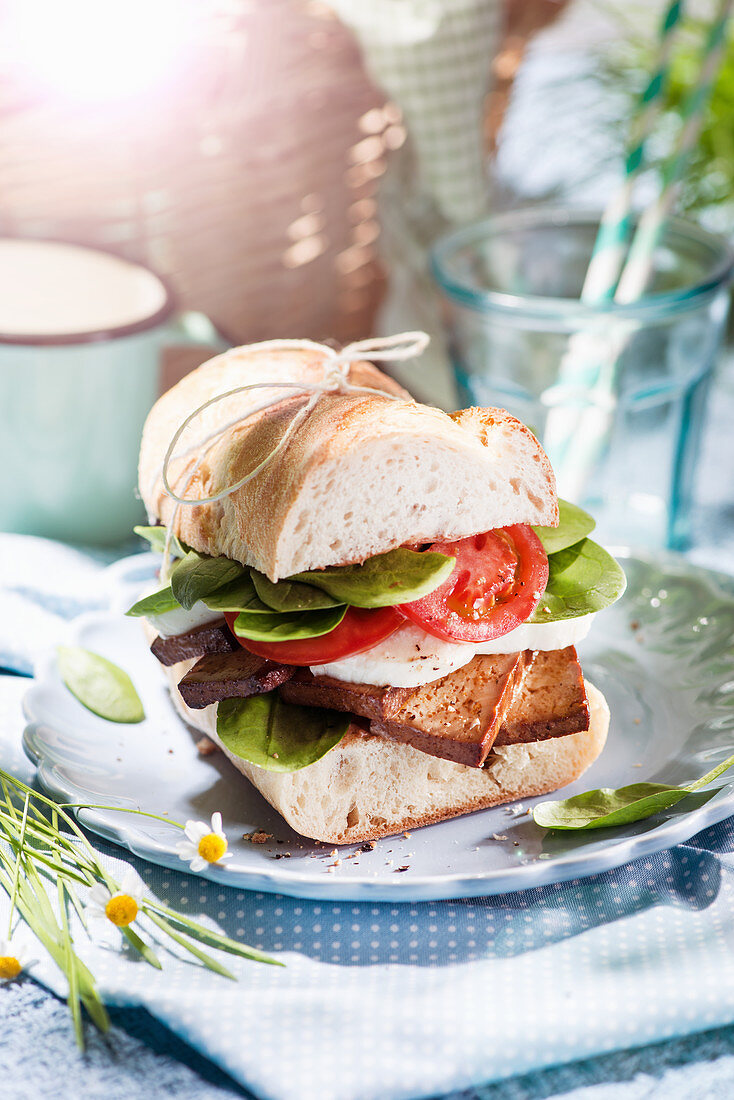 Baguette-Sandwich mit Tofu, Tomate und Mozzarella fürs Picknick