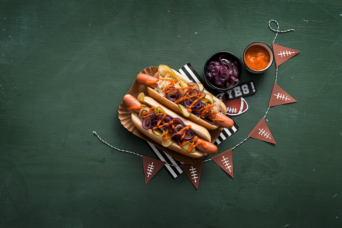 Hot Dogs mit roten Zwiebeln und Ketchup für die Super Bowl Party