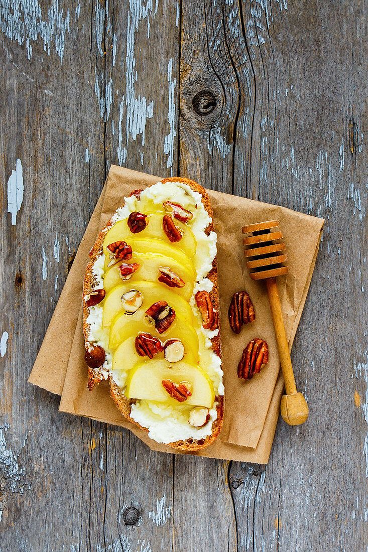 Toast with apple, nuts, honey and ricotta