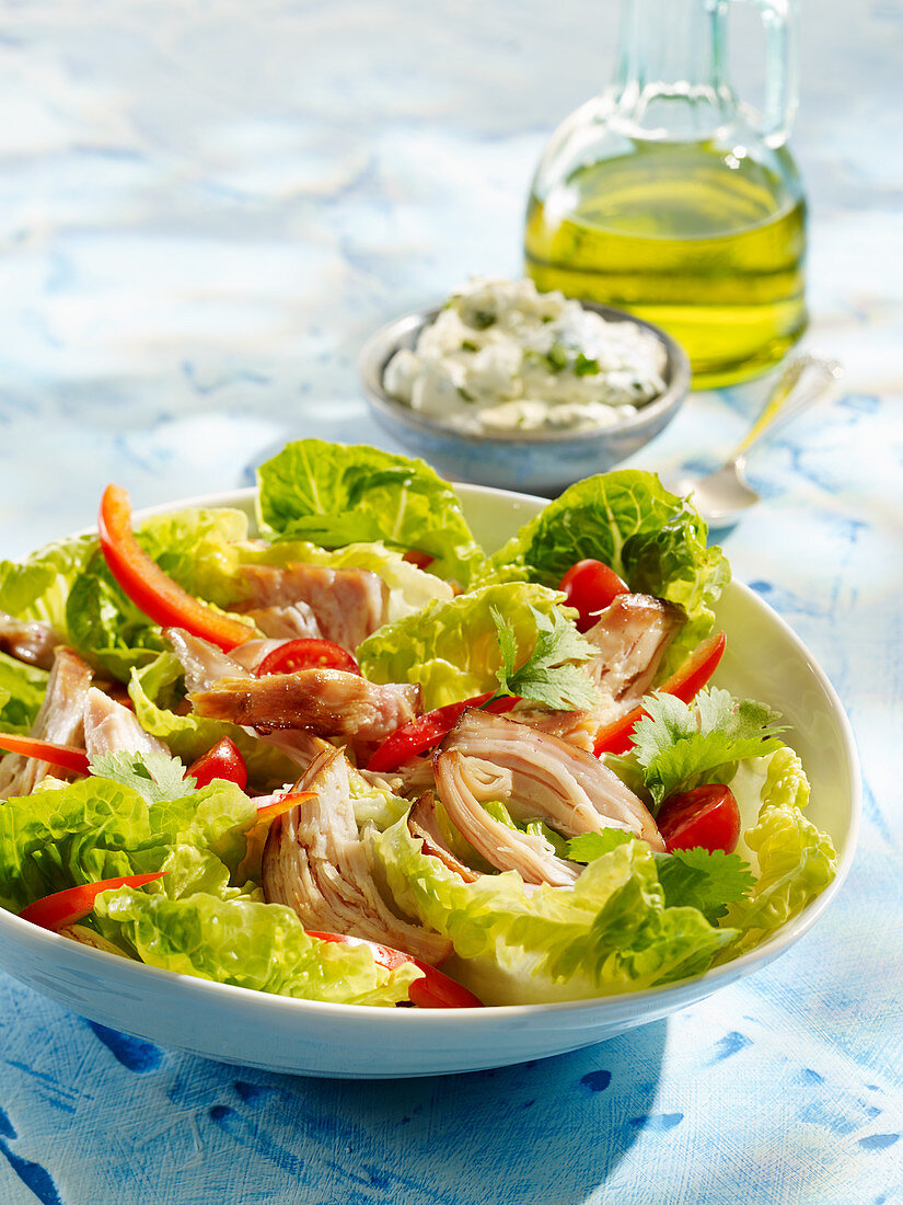Salat mit geräucherter Hähnchenbrust und Kräutercreme