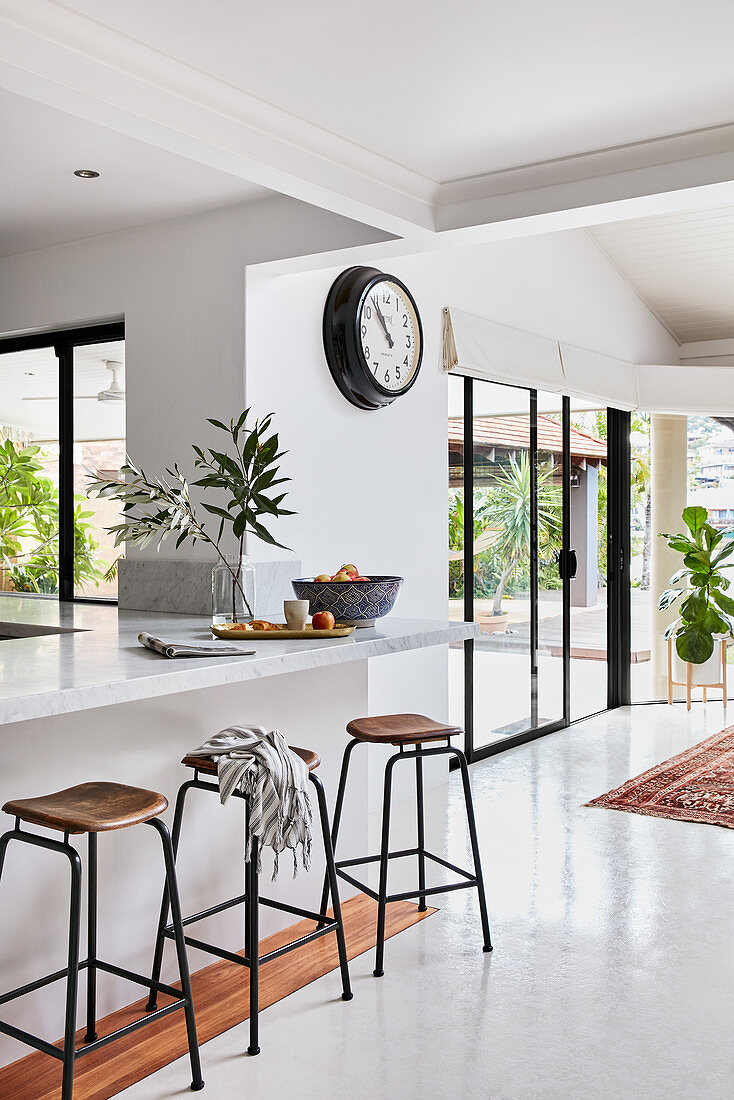 Marble breakfast bar with bar stools in License image