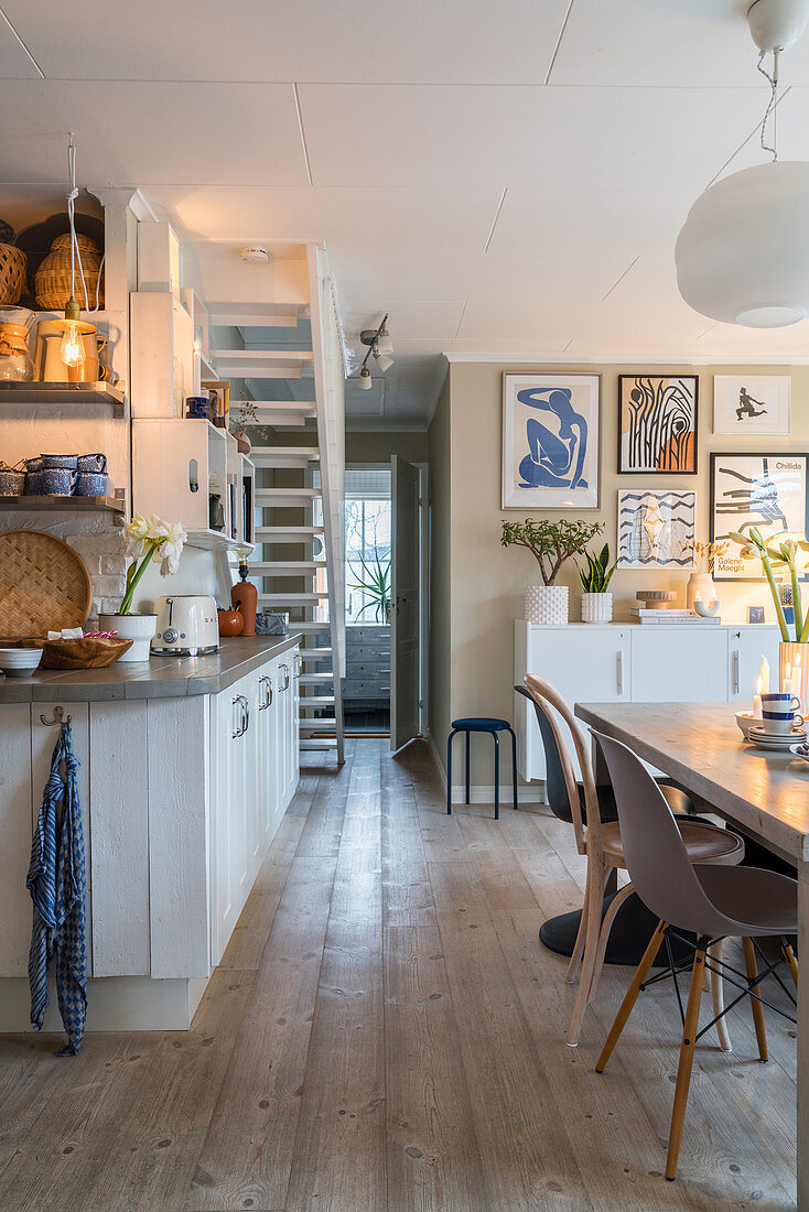 Cosy lighting in open-plan kitchen-dining room