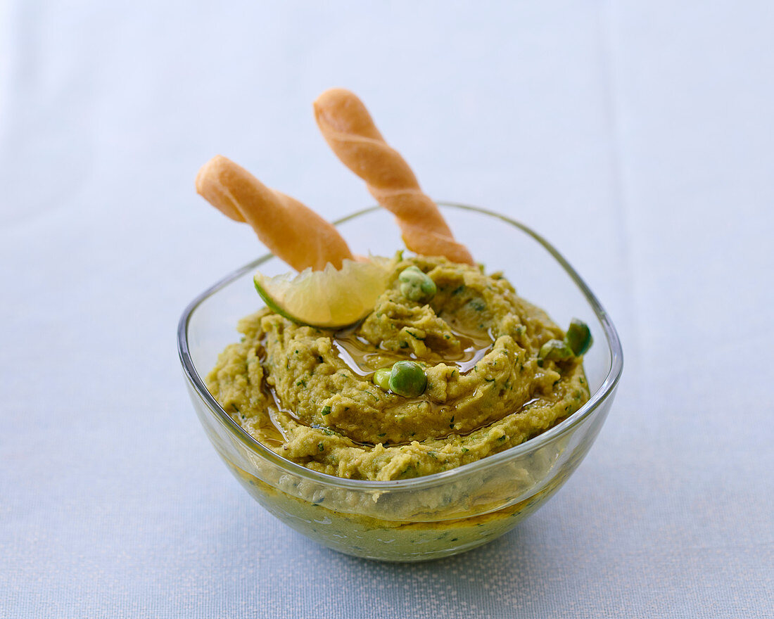 Hummus with peas and lime