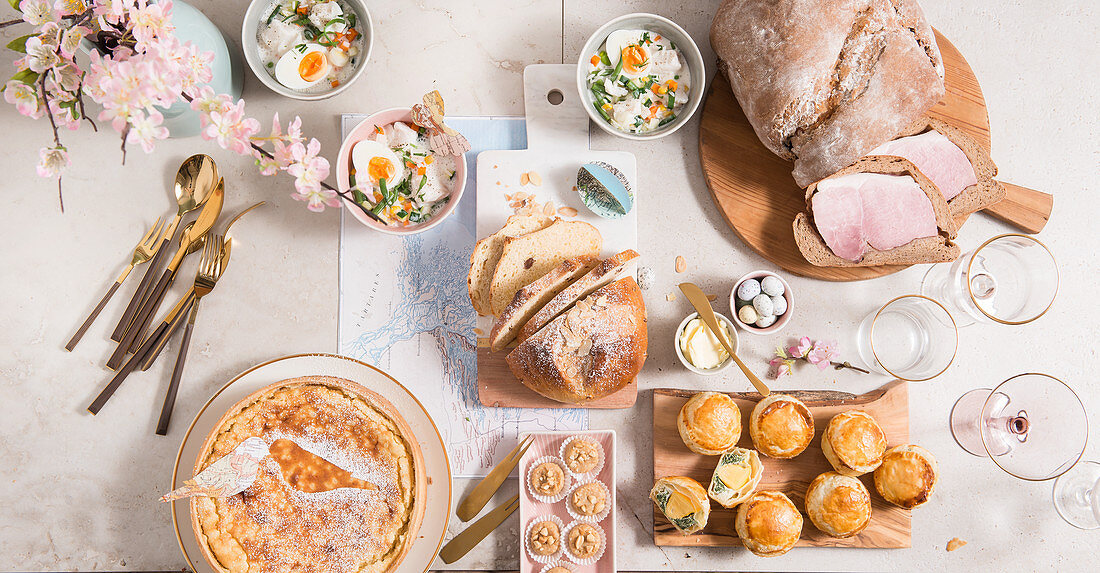 Osterbuffet mit Suppe, Schinken im Brotmantel, pikantem und süßem Gebäck