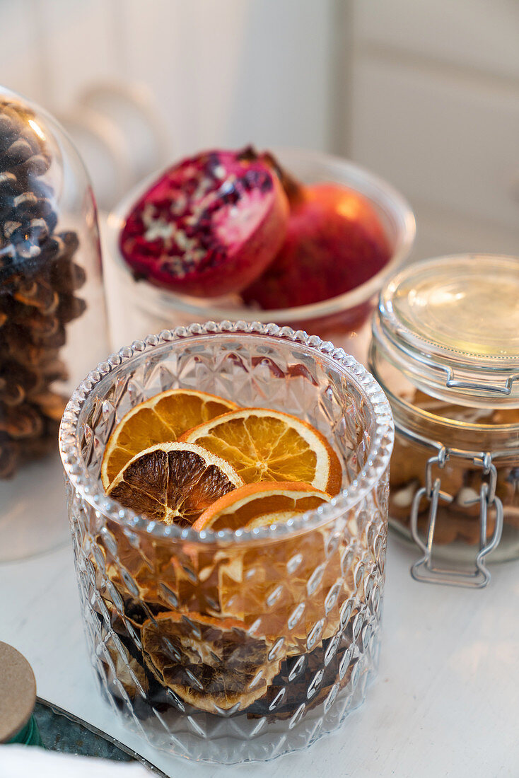 Getrocknete Orangenscheiben im Glas