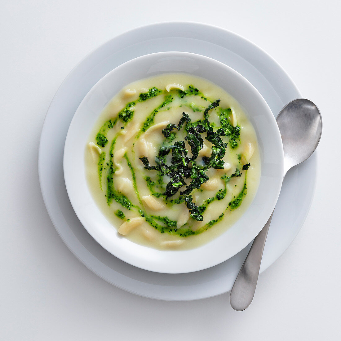 Cremige Kartoffelsuppe mit Nudeln und Schwarzkohlpesto