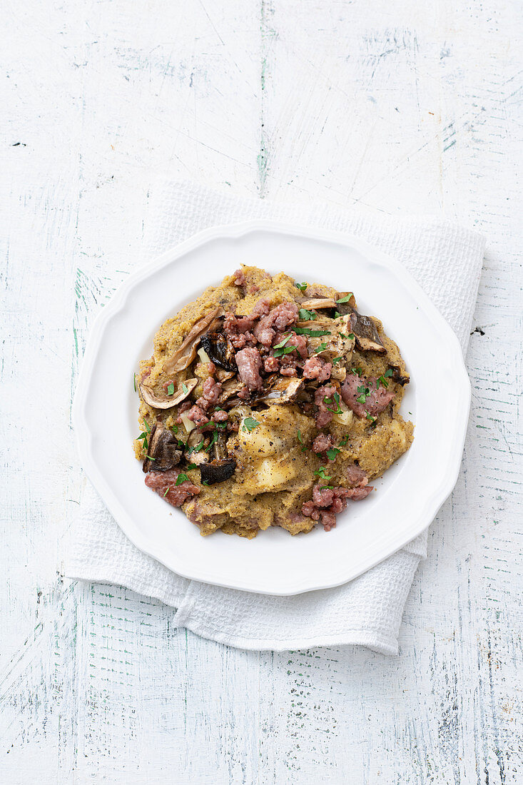 Polenta pasticciata (Polenta mit Steinpilzen, Salsiccia und Fontina, Italien)