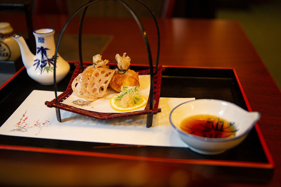 Lotuswurzelscheiben und frittierte Teigsäckchen in japanischem Restaurant 'Matsumi' in Hamburg
