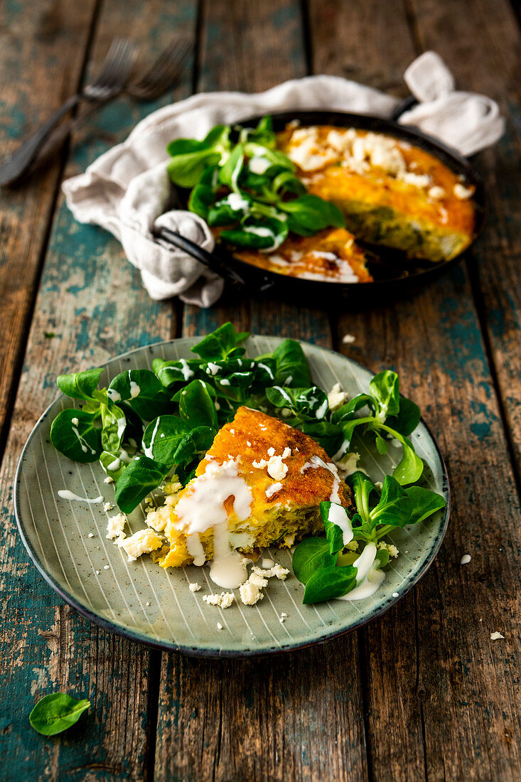 Grünkohl-Lauch-Frittata mit Feldsalat