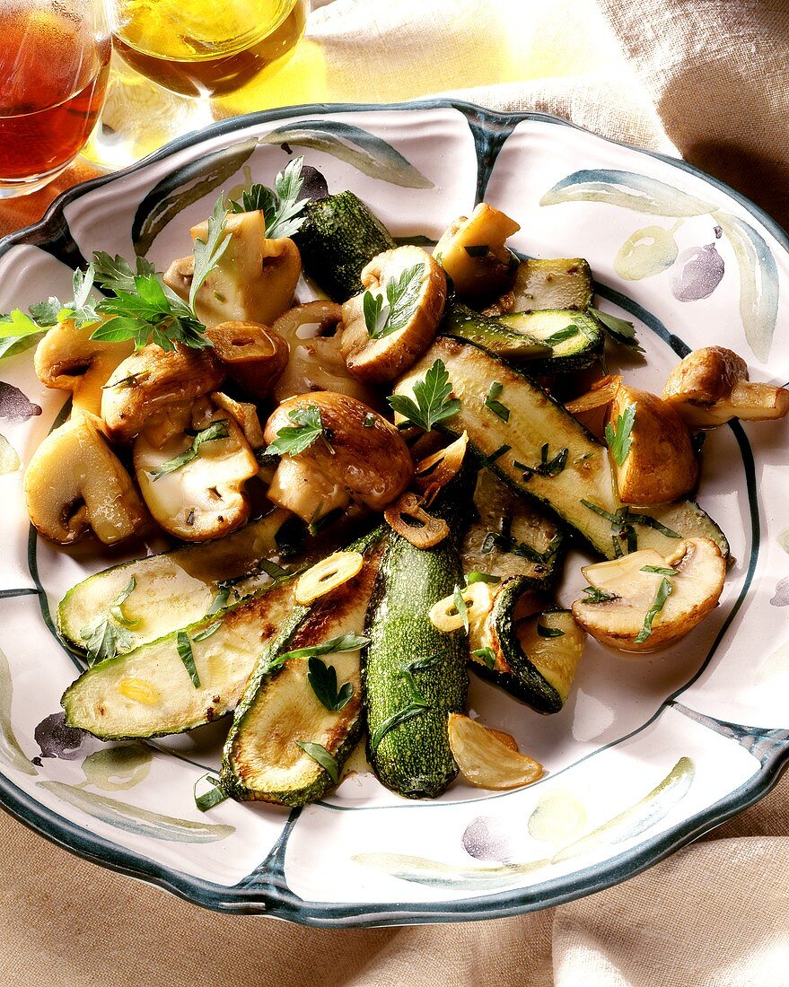 Zucchini-Champignon-Gemüse mit Knoblauch & Petersilie
