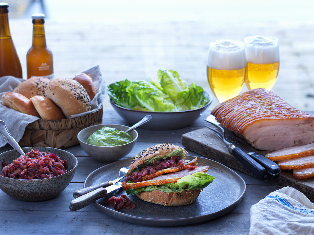 Schweinebraten-Sandwich mit Rotkohlgemüse und Guacamole