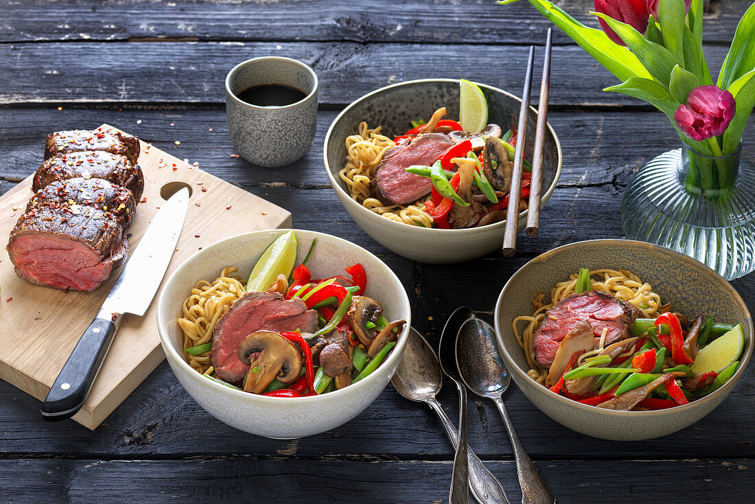 Asian roastbeef with noodles, lime, red pepper and spring onions