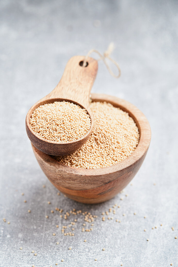 Amaranth im Holzschälchen und auf Holzlöffel