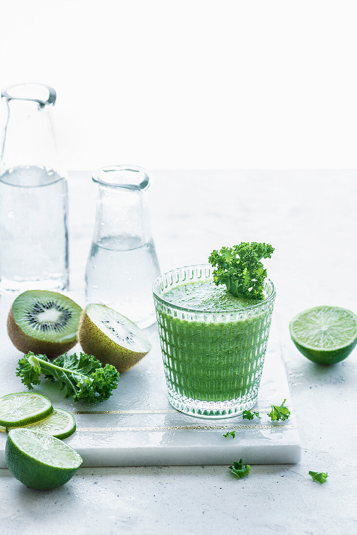 Grünkohl-Kiwi-Smoothie mit Limetten