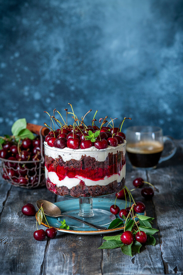 Trifle mit Schokolade, Kirschen und Mascarpone