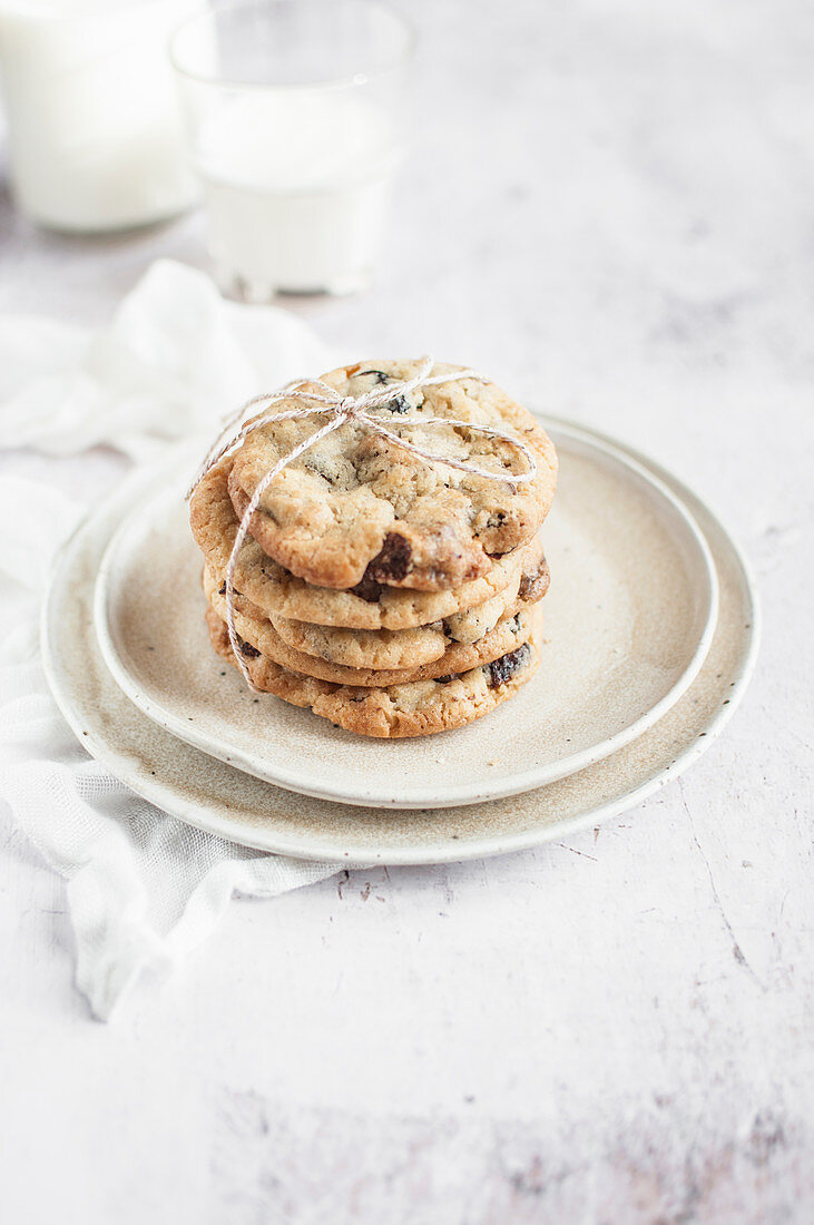 Chocolate chip cookies with raisins, served with milk