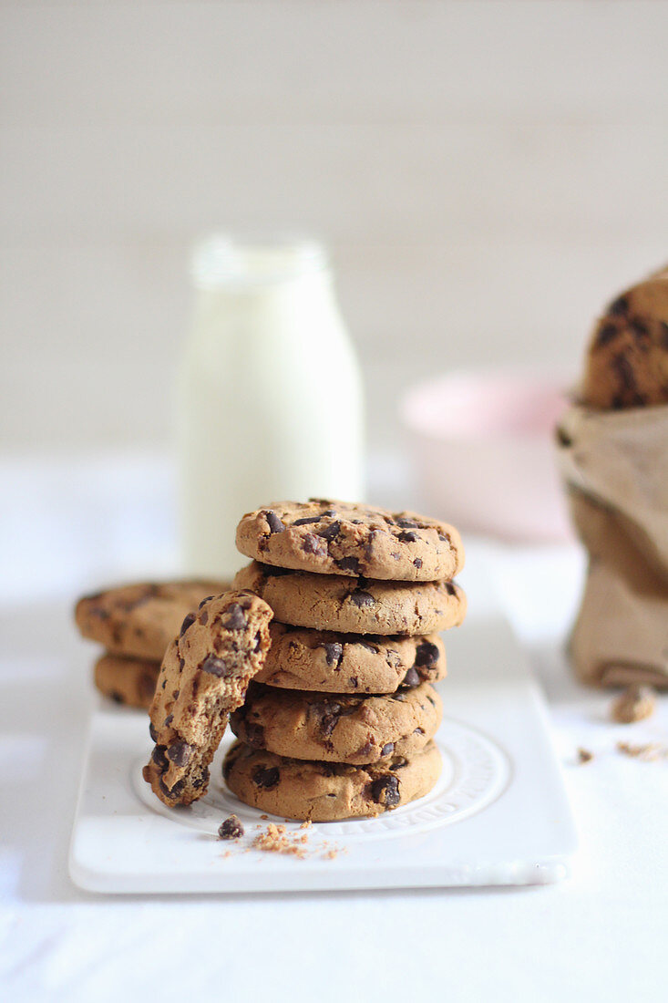 Chocolatechip Cookies und Milch