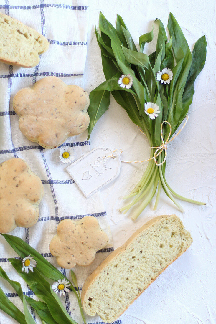 Wild garlic, white bread and daisies