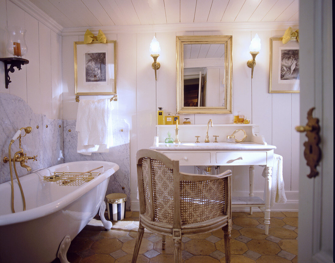 Klassisches Bad in Weiß und Gold mit nostalgischen Möbeln