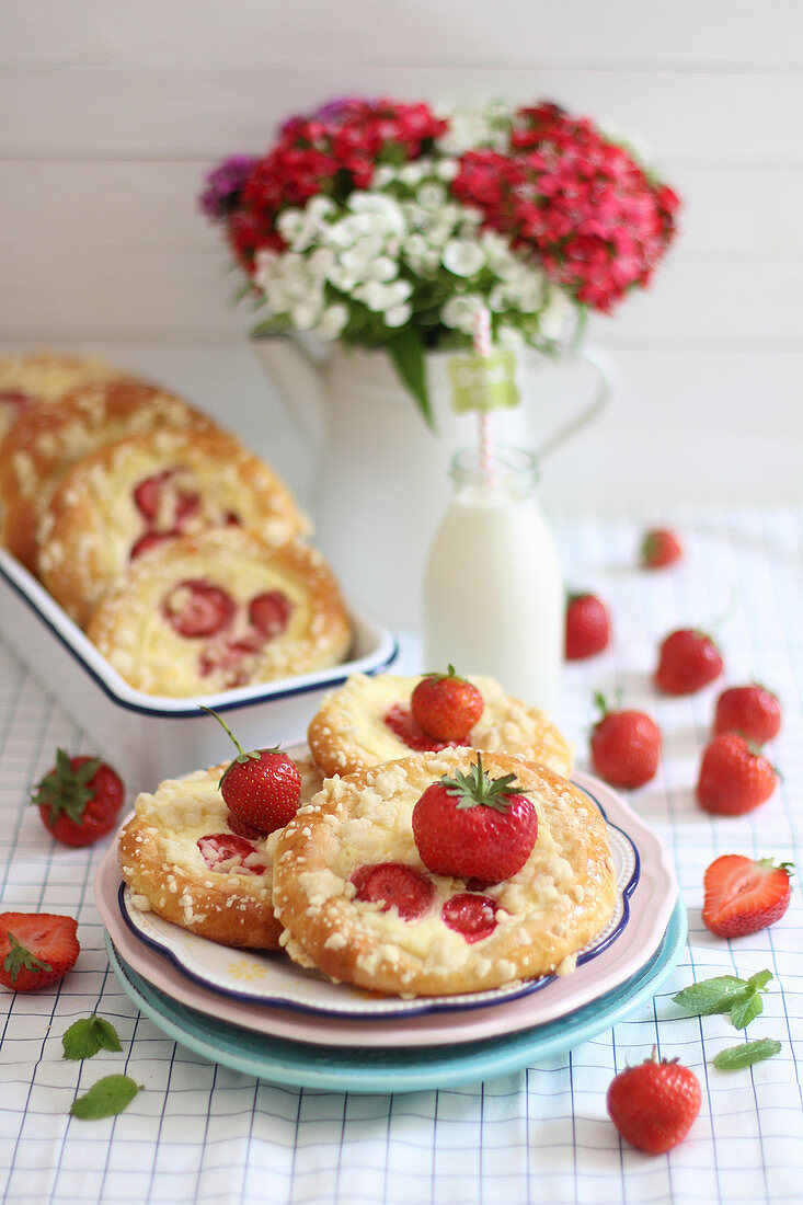 Quark and strawberry pastries