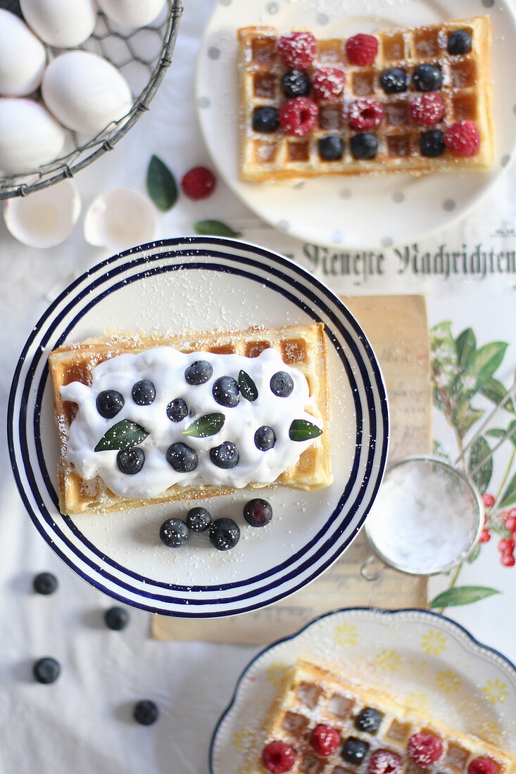 Waffeln mit Sahne und Beeren