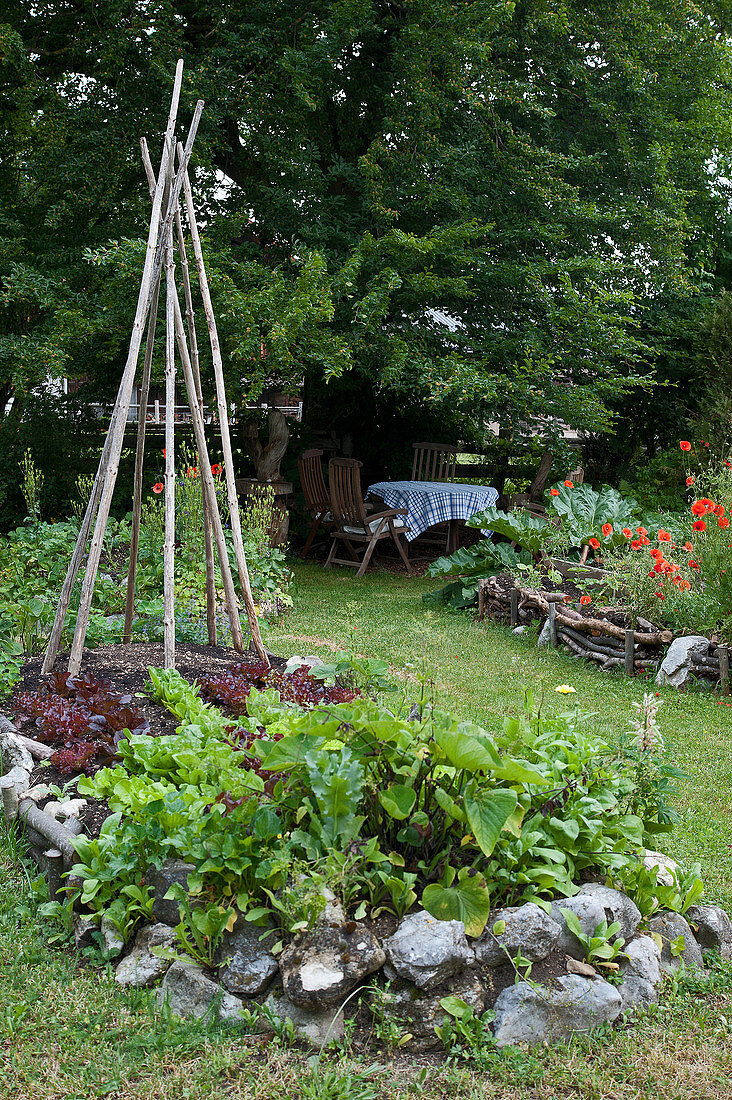 Gemüsebeete im Garten mit Begrenzungen aus Stein und Holz