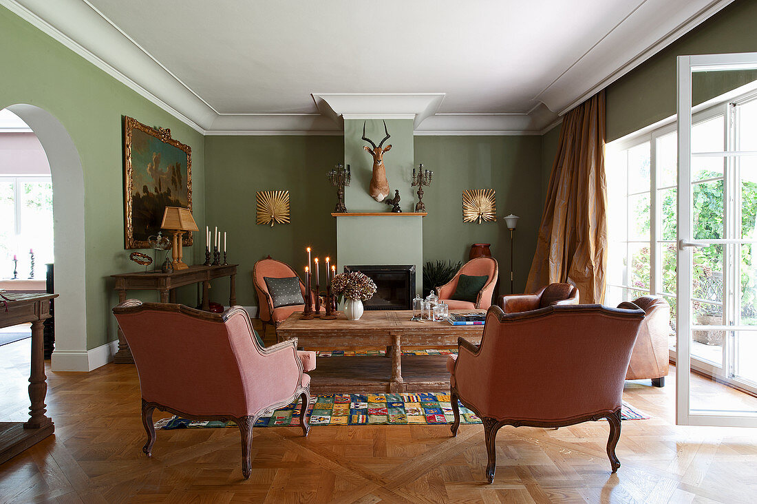 Barocke Sessel im klassischen Wohnzimmer mit blassgrünen Wänden