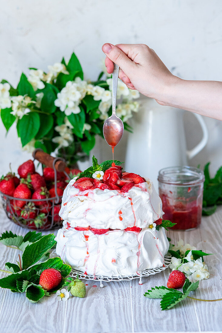 Pavlova mit Erdbeeren